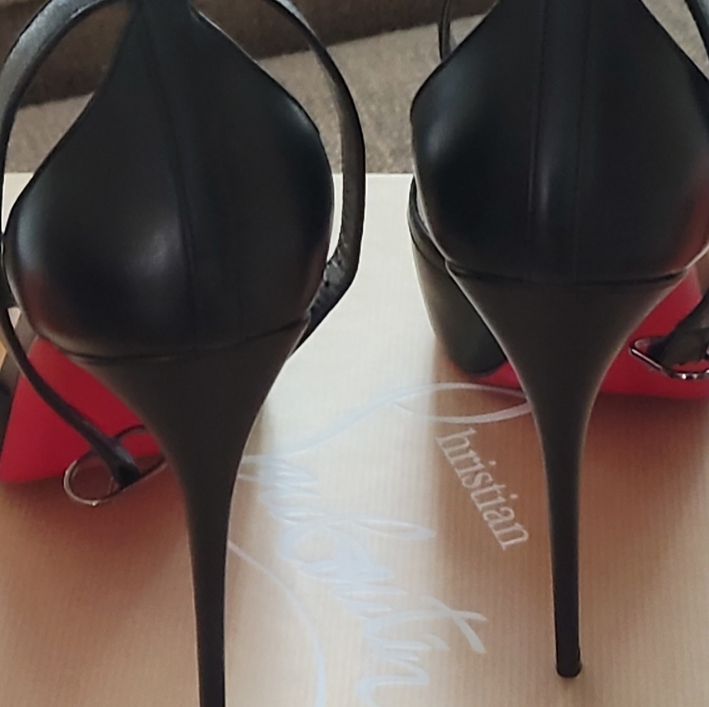 Shoes and sunglasses - Picture 6 of 9